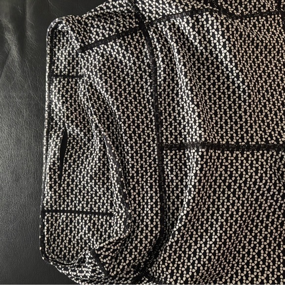 Lululemon In Movement Short in Monochromic Black size 8 - Picture 7 of 8